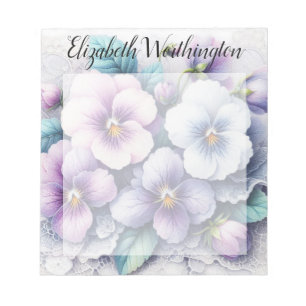 Spitzenmonogramm mit rosa lila Stiefmütterchen-Blu Notizblock