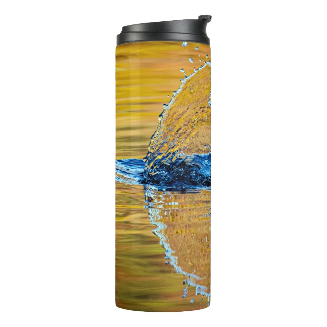 Splash auf einen Fall Abend Thermosbecher (Nach links gedreht)