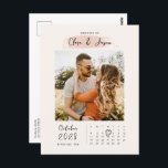 Splash Kalender Foto Save the Date Einladung Postkarte<br><div class="desc">Mit dieser einfachen und modernen,  anpassbaren Kalendereinladung laden wir Sie Save the Date zu Ihrer Hochzeit ein. Das Foto auf der Karte kann auf Ihr eigenes geändert werden. Diese Save the Date Einladung ist für jede Jahreszeit perfekt.</div>
