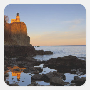 Split Rock Lighthouse bei Sonnenuntergang bei zwei Quadratischer Aufkleber