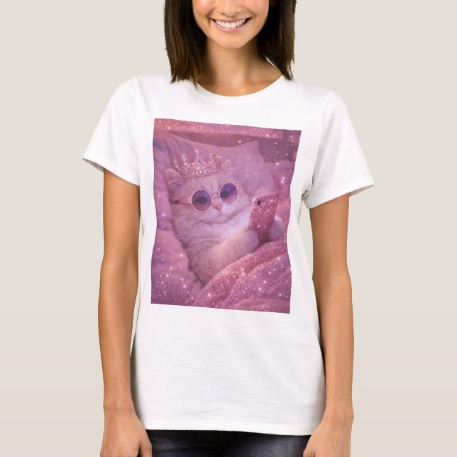 Spoiled Princess Cat Texting in Bed                T-Shirt (Vorderseite)
