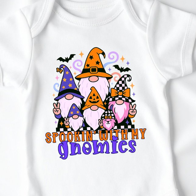 Spookin" mit meinen Gnomen: Retro Halloween-Freund Baby Strampler (Get festive with spookin' with my gnomies — a Halloween friends design full of humor and charm.)