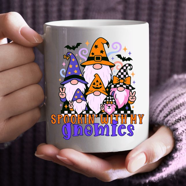 Spookin" mit meinen Gnomen: Retro Halloween-Freund Kaffeetasse (Get festive with spookin' with my gnomies — a Halloween friends design full of humor and charm.)