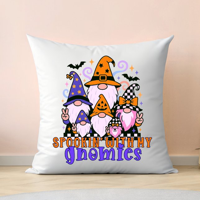 Spookin" mit meinen Gnomen: Retro Halloween-Freund Kissen (Get festive with spookin' with my gnomies — a Halloween friends design full of humor and charm.)