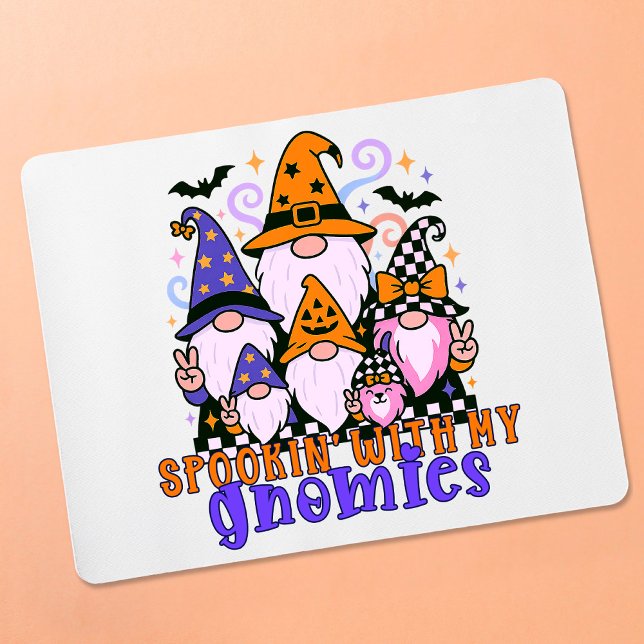 Spookin" mit meinen Gnomen: Retro Halloween-Freund Mousepad (Get festive with spookin' with my gnomies — a Halloween friends design full of humor and charm.)