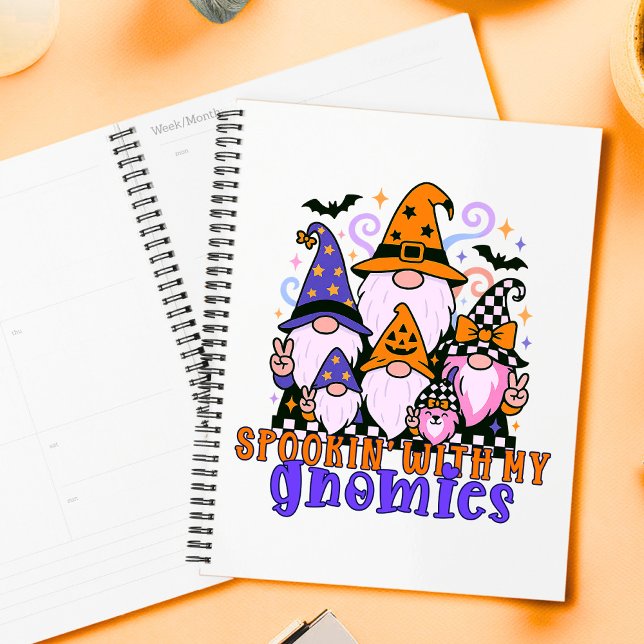 Spookin" mit meinen Gnomen: Retro Halloween-Freund Planer (Get festive with spookin' with my gnomies — a Halloween friends design full of humor and charm.)