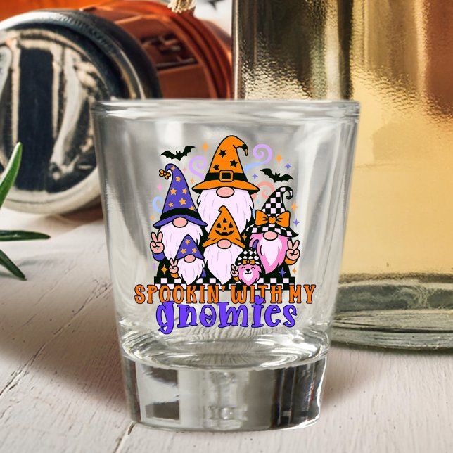 Spookin" mit meinen Gnomen: Retro Halloween-Freund Schnapsglas (Get festive with spookin' with my gnomies — a Halloween friends design full of humor and charm.)