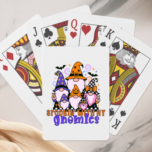 Spookin" mit meinen Gnomen: Retro Halloween-Freund Spielkarten (Get festive with spookin' with my gnomies — a Halloween friends design full of humor and charm.)