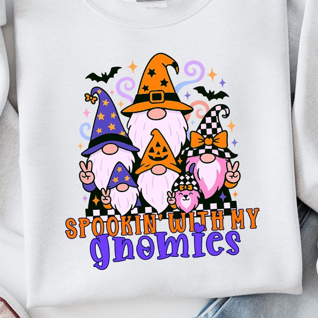 Spookin" mit meinen Gnomen: Retro Halloween-Freund Sweatshirt (Get festive with spookin' with my gnomies — a Halloween friends design full of humor and charm.)