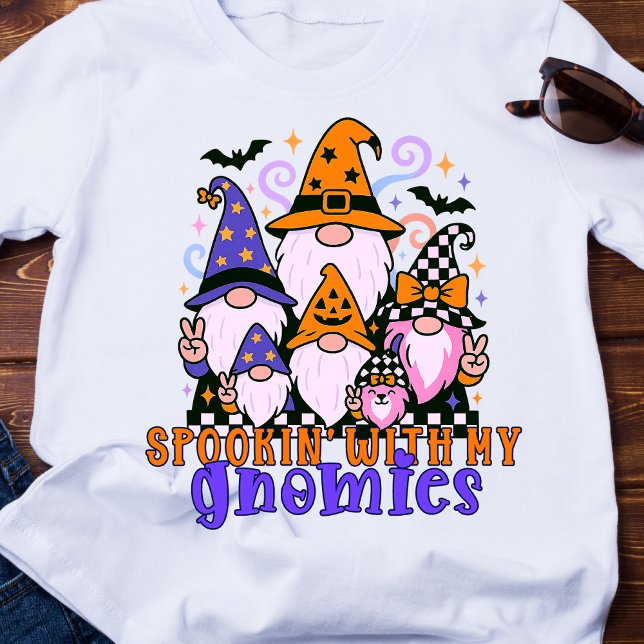 Spookin" mit meinen Gnomen: Retro Halloween-Freund T-Shirt (Get festive with spookin' with my gnomies — a Halloween friends design full of humor and charm.)