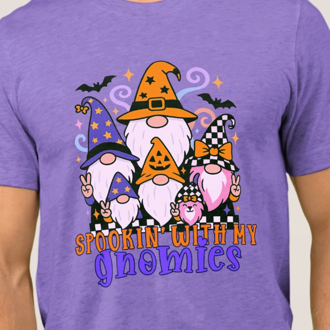 Spookin" mit meinen Gnomen: Retro Halloween-Freund Tri-Blend Shirt (Get festive with spookin' with my gnomies — a Halloween friends design full of humor and charm.)
