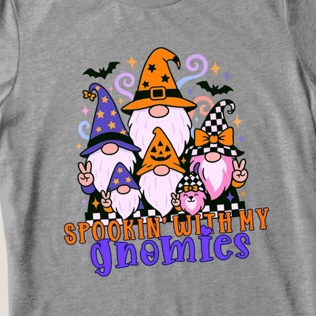 Spookin" mit meinen Gnomen: Retro Halloween-Freund Tri-Blend Shirt (Get festive with spookin' with my gnomies — a Halloween friends design full of humor and charm.)