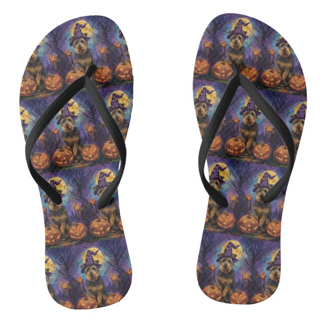Spooky Airedale Halloween Hexe und Pumpkin Flip Flops (Fußbett)