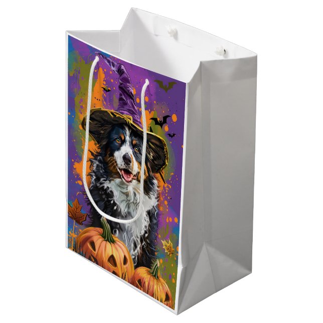 Spooky Australian Shepherd Halloween Hexenkürbis Mittlere Geschenktüte (Vorderseite Schrägansicht)