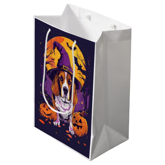 Spooky Beagle Halloween Hexe und Kürbis Mittlere Geschenktüte (Vorderseite Schrägansicht)