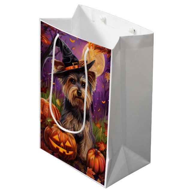 Spooky Biewer Terrier Halloween Hexe und Pumpkin Mittlere Geschenktüte (Vorderseite Schrägansicht)