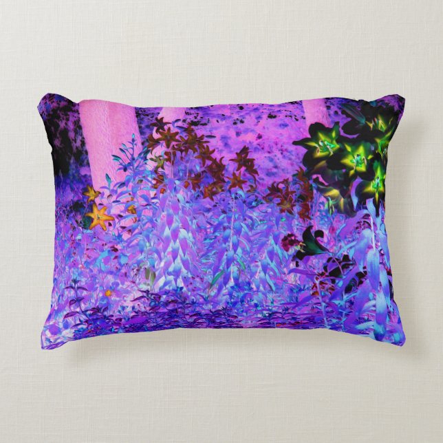 Spooky Black and Crimson Lily Garden Landschaft Dekokissen (Vorderseite)