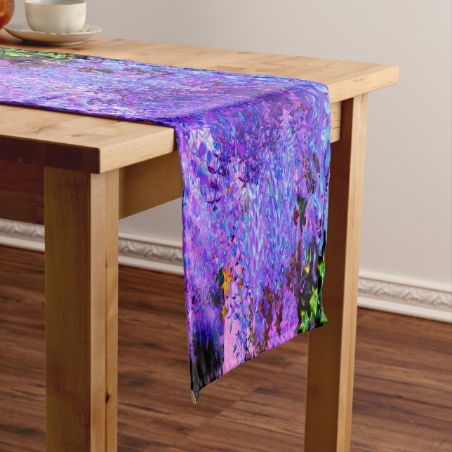 Spooky Black and Crimson Lily Garden Landschaft Kurzer Tischläufer (Beispiel)