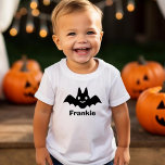 Spooky Black Bat Halloween Personalisierter Name Kleinkind T-shirt<br><div class="desc">Halloween Shirt für Baby / Kleinkind verfügt über eine leckere,  aber niedliche schwarze Fledermaus und modernen,  benutzerdefinierten Text,  der mit dem Vornamen Ihres Kindes personalisiert werden kann.</div>