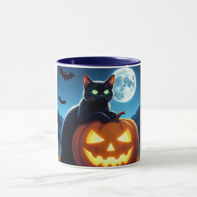 Spooky Black Cat auf KürbisHalloween-Tasse Tasse (Zentrum)
