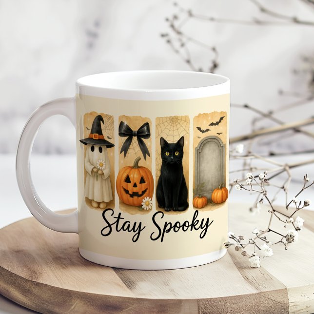 "Spooky Bleibe" Halloween Pinselstriche Katze Kaffeetasse ("Stay Spooky" Halloween Brush Stroke Cat Coffee Mug on a boho kitchen table with tiny flowers.)