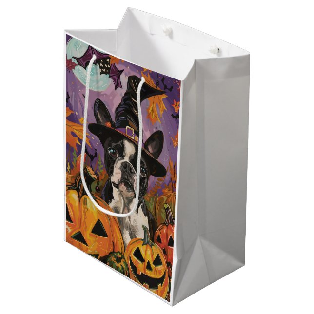 Spooky Boston Terrier Halloween Hexe und Pumpkin Mittlere Geschenktüte (Vorderseite Schrägansicht)