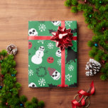 Spooky Christmas Creepy Goth Themed Holiday Geschenkpapier<br><div class="desc">Dieses Muster bietet traditionelle Weihnachtsmotive mit Schneeflocken und Sternen, die aus weißen Skelettknochen, Schädelsschmuck und heiligen Beeren, schwarzen, sprichwörtlichen Weihnachtskränzen und Bäumen, Ghulischen Ornamenten und Schneemännern bestehen. Meine Abbildungen in Weiß, Schwarz, Grau und Rot sind Set vor einem festlich grünen Hintergrund. Dieses Papier hat definitiv einen festlichen Weihnachtslook, selbst wenn...</div>