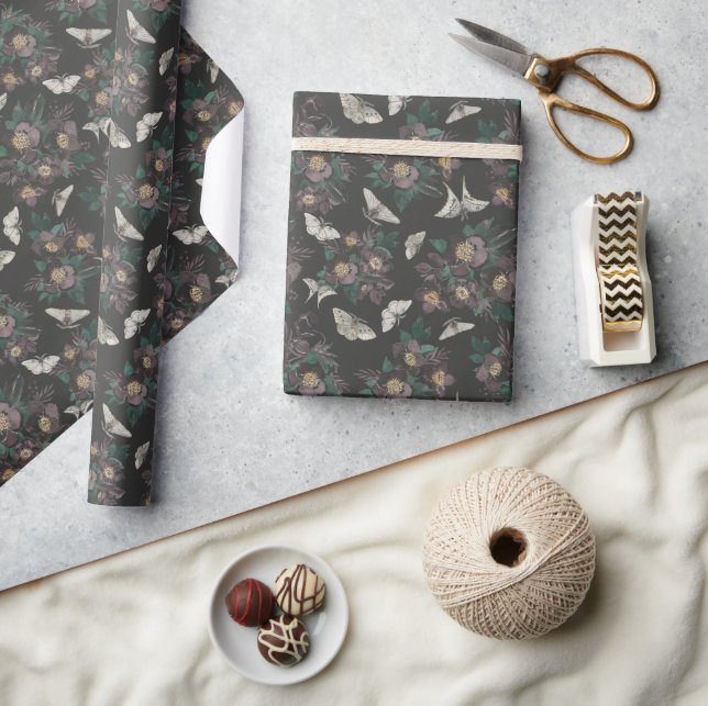 Spooky Dark Floral & Night Moth Geschenkpapier (Kunsthandwerk)