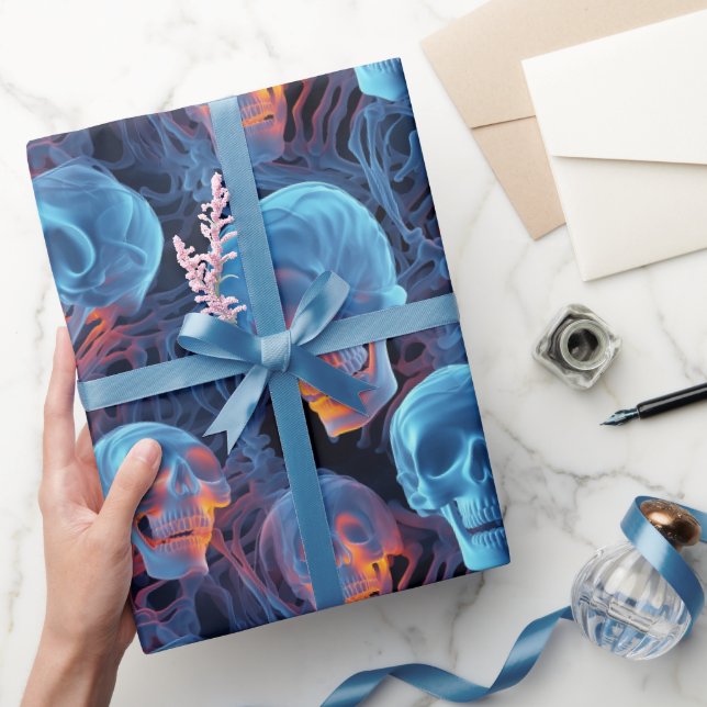 Spooky Florescent Blue Skulls Halloween Geschenkpapier (Schenken)