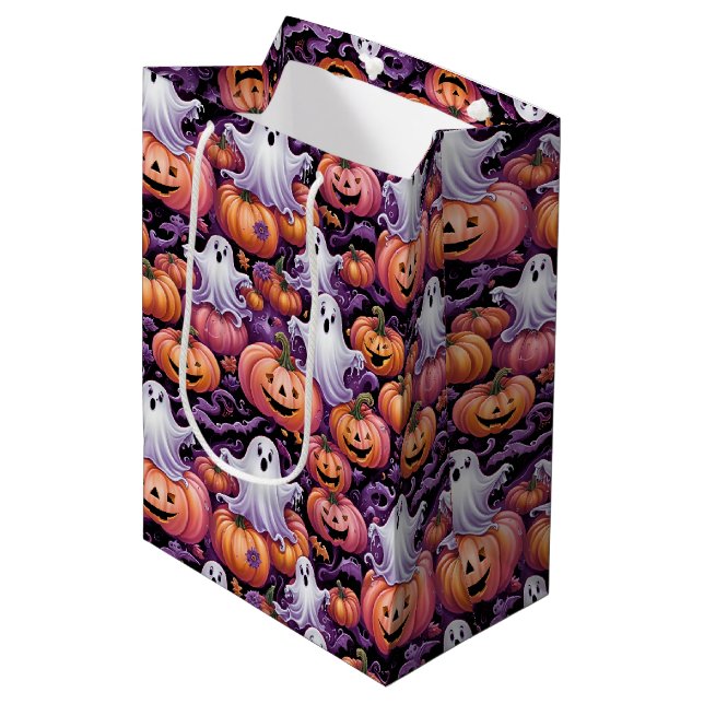 Spooky Ghosts and Pumpkins Halloween Pattern Mittlere Geschenktüte (Vorderseite Schrägansicht)