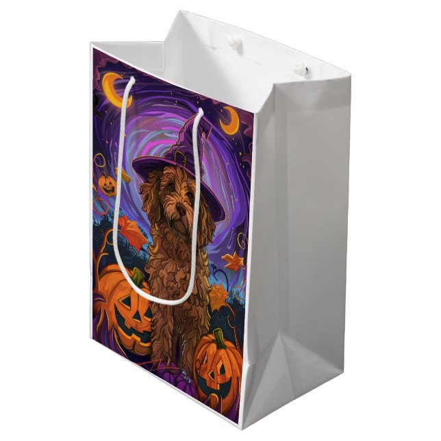 Spooky Goldendoodle Hund Halloween Hexenkürbis Mittlere Geschenktüte (Vorderseite Schrägansicht)