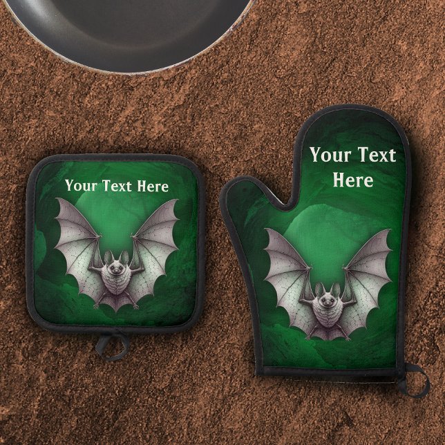 Spooky Gray Flying Bat Glowing Green Cave Ofenhandschuh & Topflappen-Set (Spooky grey bat wings spread in flight glowing green cave with trees on oven mitt and potholder.)