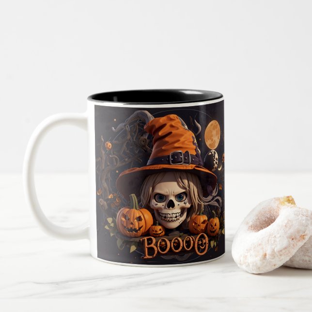 Spooky Halloween Szene mit Kürbis, Hexe, Mond Zweifarbige Tasse (Mit Donut)