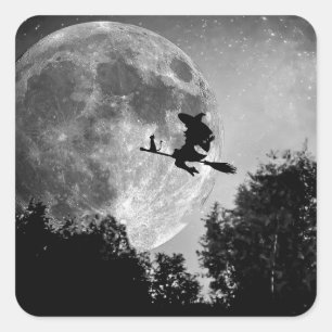 Spooky Hexe auf Broom Full Moon Halloween-Party Quadratischer Aufkleber