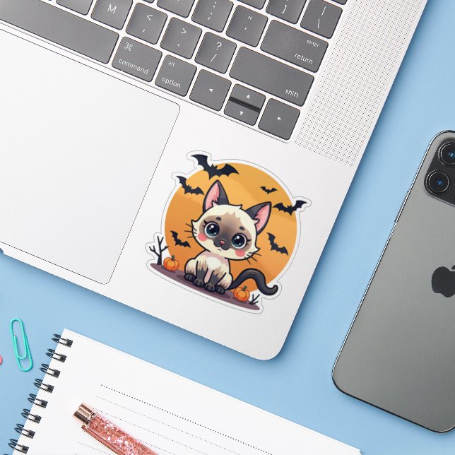 Spooky Kawaii Siamese Kitten - Chibi Style Aufkleber (Laptop mit iPhone)