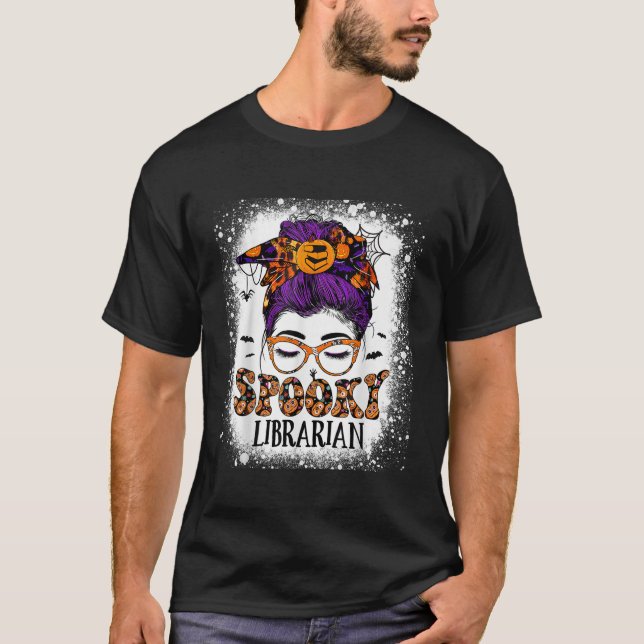 Spooky Librarian Teacher Halloween Messy Bun Book T-Shirt (Vorderseite)