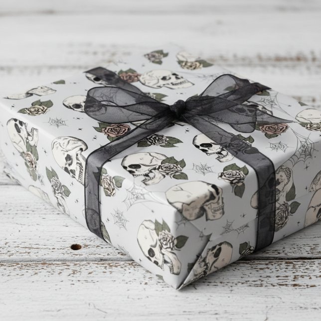 Spooky Light Gray Small Skull Halloween Geschenkpapier (Elegant Gothic Black Vintage Skulls and Roses Floral Wrapping Paper for Hallowedding or for Her)