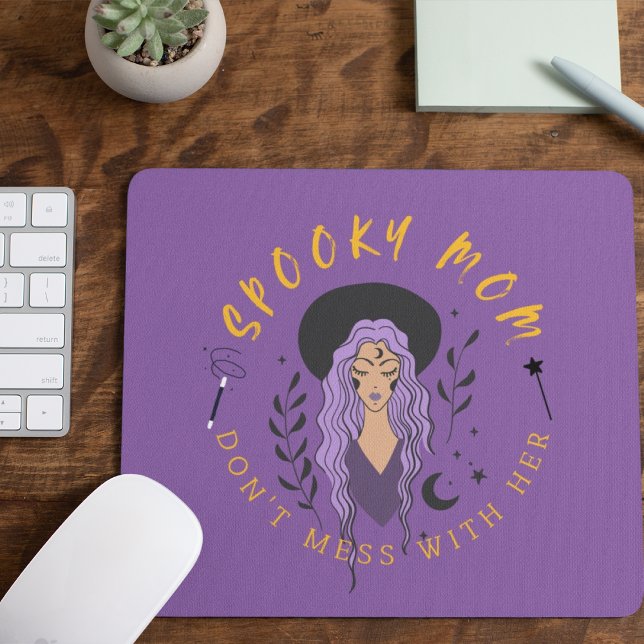 Spooky Mama vermasselt nicht mit ihr Mousepad (Spooky Mom: Don't Mess with Her Mousepad Cover from The Beekeeper Store)