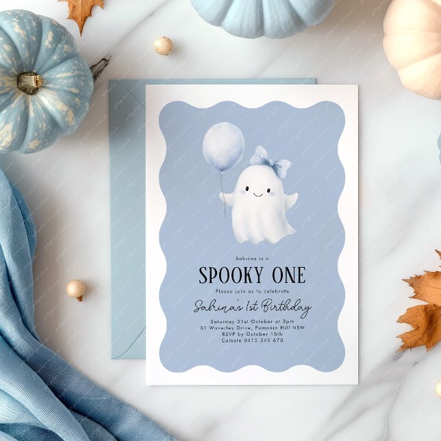 Spooky One 1. Geburtstag Ghost Blauer Ballon Einladung (Spooky One! Halloween themed 1st birthday party invitation for a boy with cute ghost with balloon)