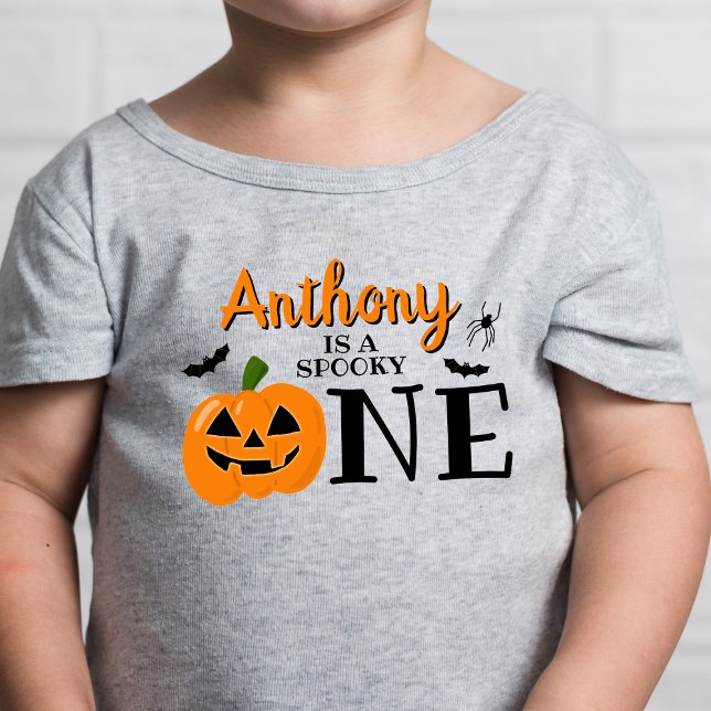 Spooky One Halloween 1. Geburtstag Baby T-shirt (Von Creator hochgeladen)