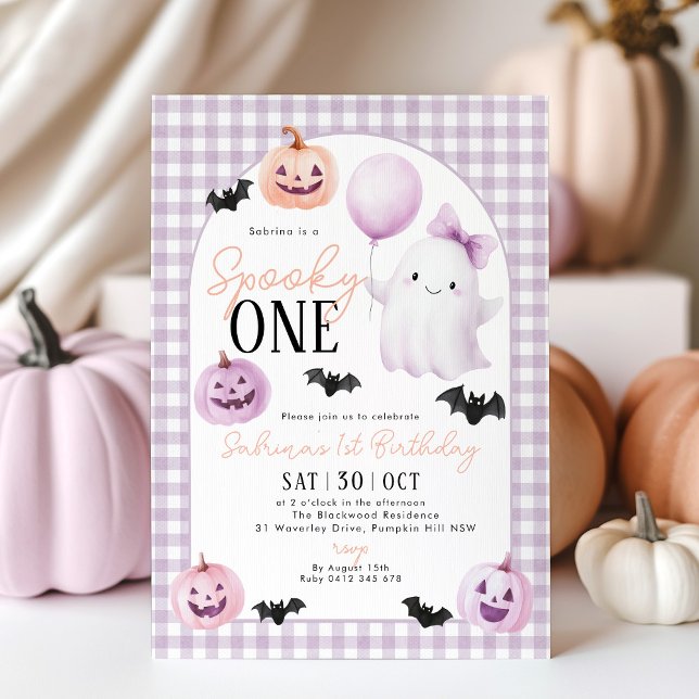 Spooky One Halloween Ghost Lila 1. Geburtstag Einladung (Spooky One! Purple Gingham Halloween 1st Birthday invitation with cute pumpkin, ghosts and bat. )