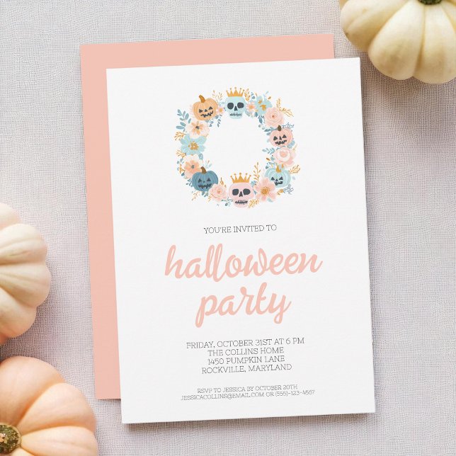 Spooky Pink Skull Floral Wreath Halloween-Party Einladung (Spooky Pink Skull Floral Wreath Halloween Party Invitation)