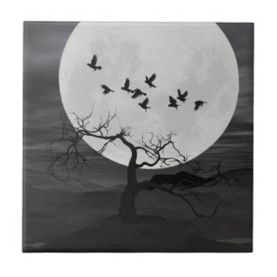 Spooky Ravens fliegen gegen den Vollmond Fliese