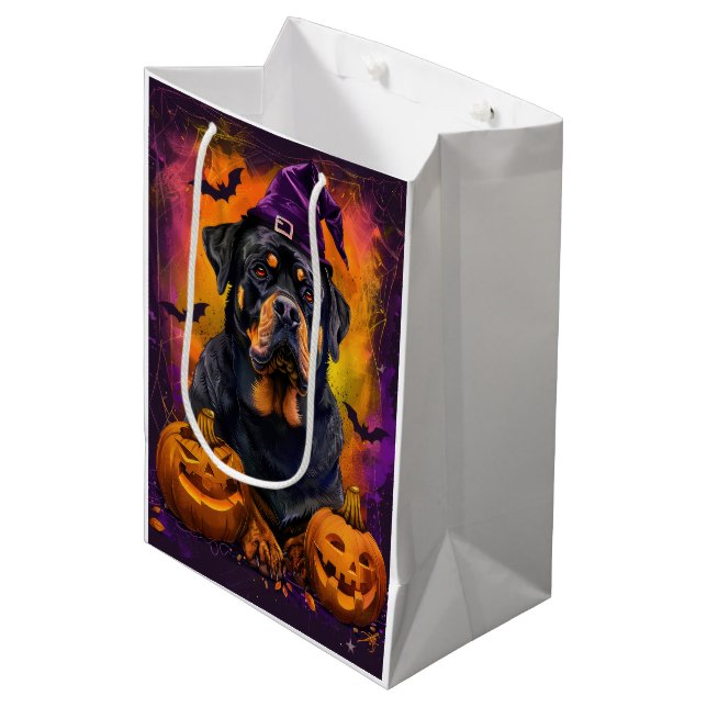 Spooky Rottweiler Hund Halloween Hexe und Pumpkin Mittlere Geschenktüte (Vorderseite Schrägansicht)