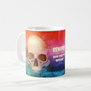 Spooky Schädel. Vorsicht! Knochenabkühlungsgetränk Kaffeetasse
