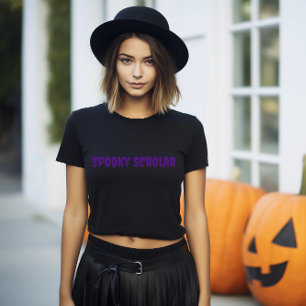 Spooky Scholar lila Typografie T-Shirt