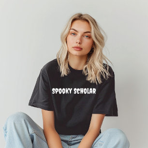 Spooky Scholar weiße Typografie T-Shirt