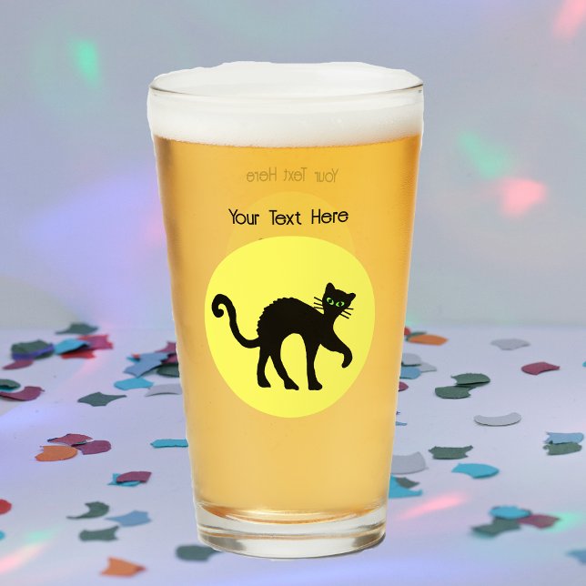 Spooky Schwarze Katze Arkiert Rücken Vollgelber Mo Glas (Black Cat arched back green eyes against full yellow moon on glass drink tumbler.)