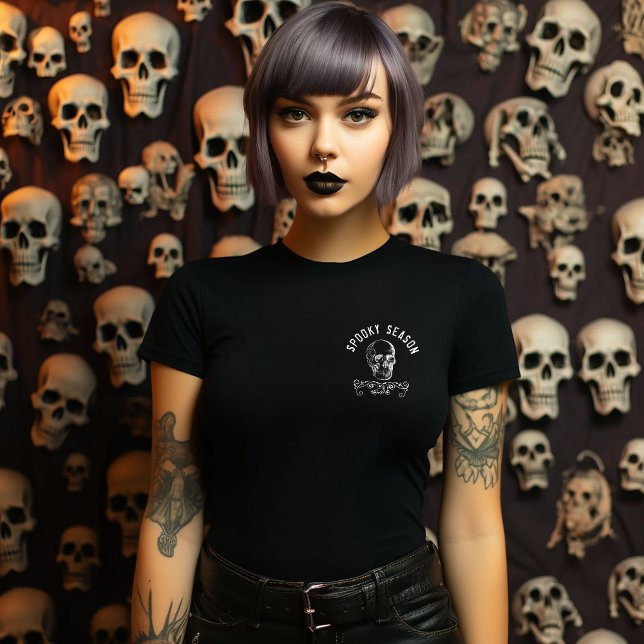 Spooky Season Black and White Skull T-Shirt (Von Creator hochgeladen)
