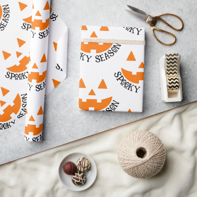 Spooky Season & Kürbislaterne Halloween Geschenkpapier (Kunsthandwerk)